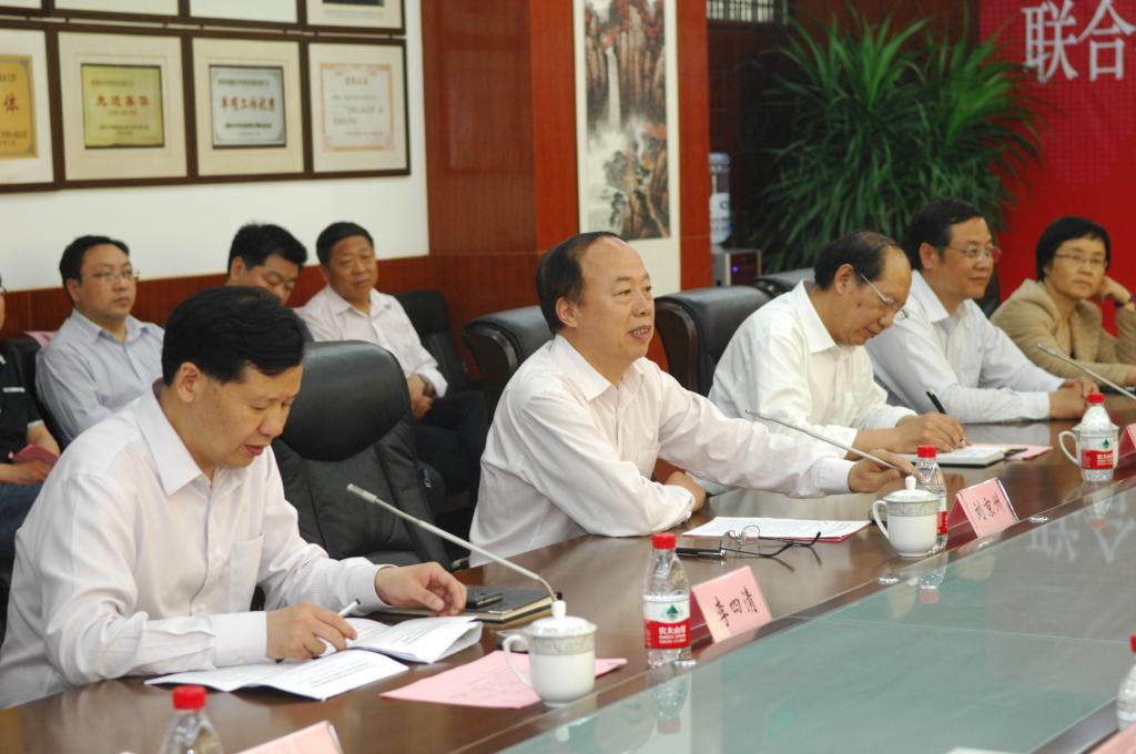河南省人力资源和社保障厅党组副书记、副厅长、河南省公务员局局长刘京州(前排左二)讲话